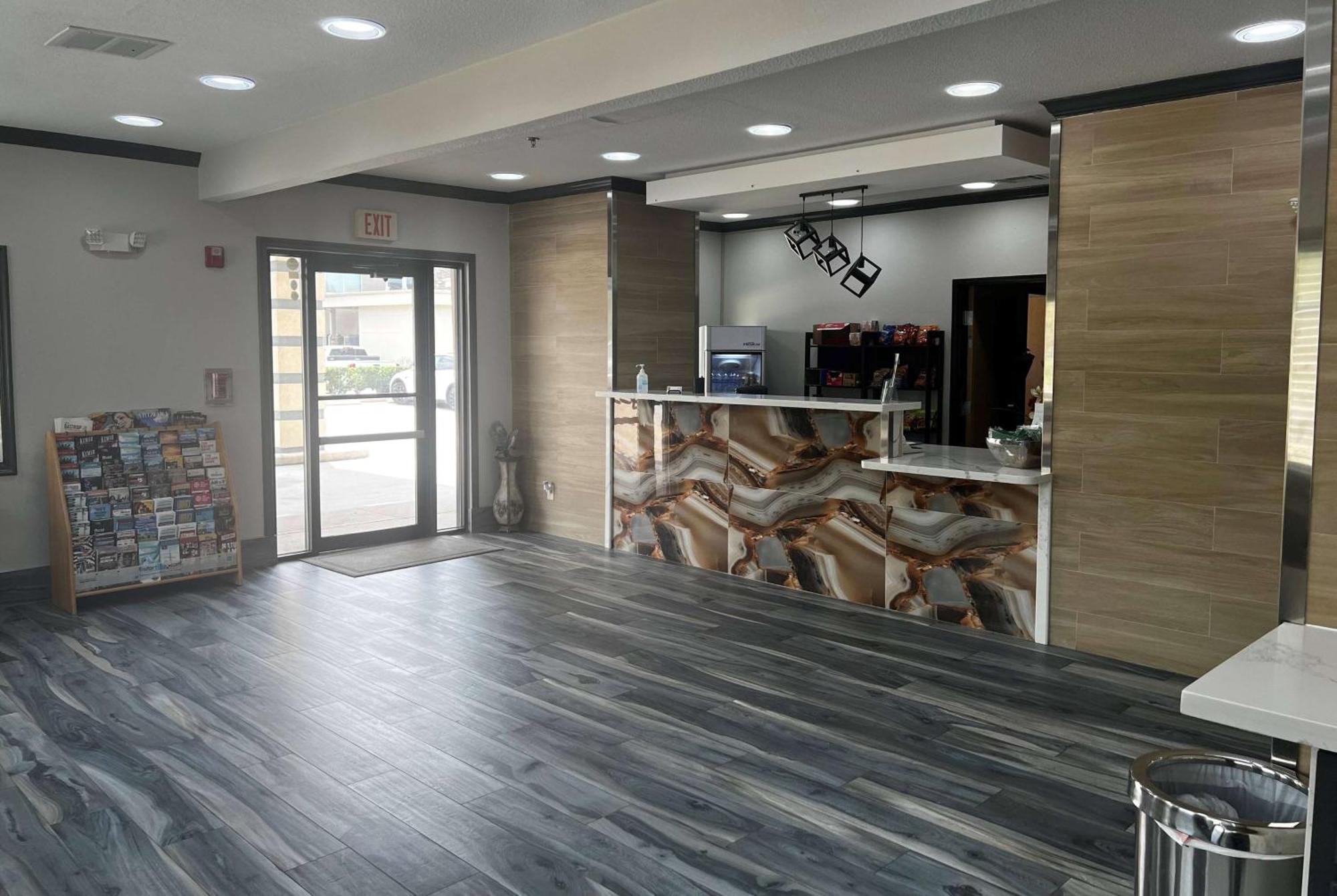 Super 8 By Wyndham Pasadena Hotel Luaran gambar